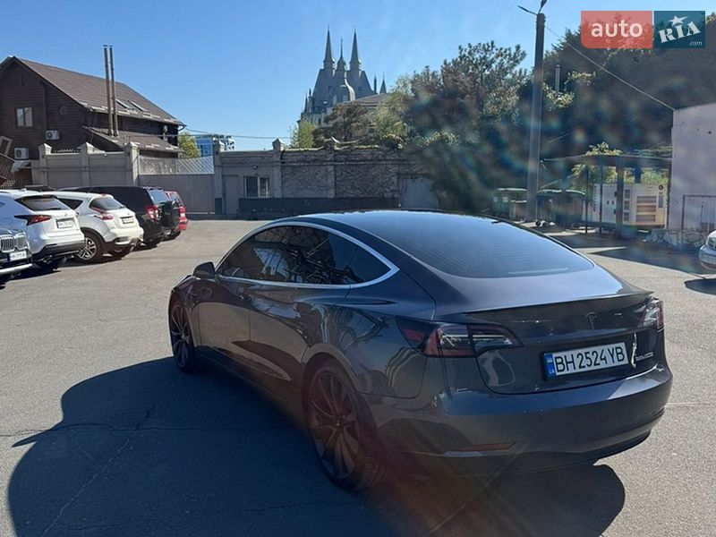 Фото Tesla Model 3 з оголошення AUTO.RIA