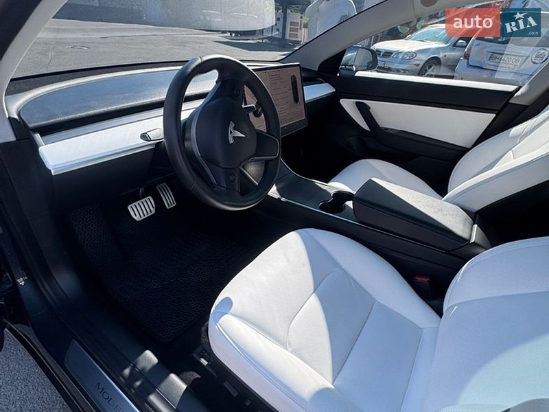 Фото Tesla Model 3 з оголошення AUTO.RIA