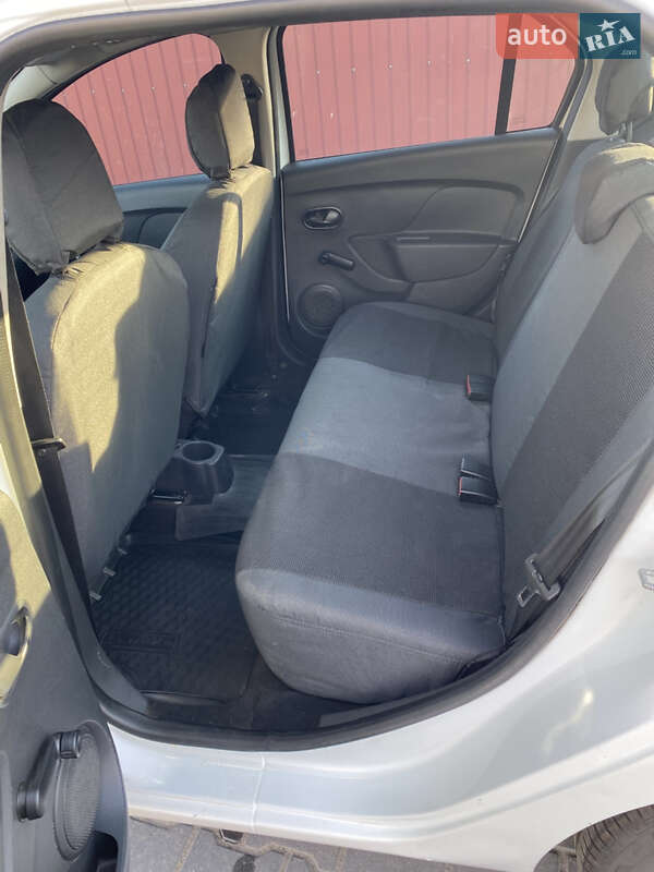 Фото Renault Logan з оголошення AUTO.RIA