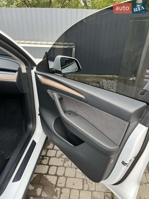Фото Tesla Model Y з оголошення AUTO.RIA