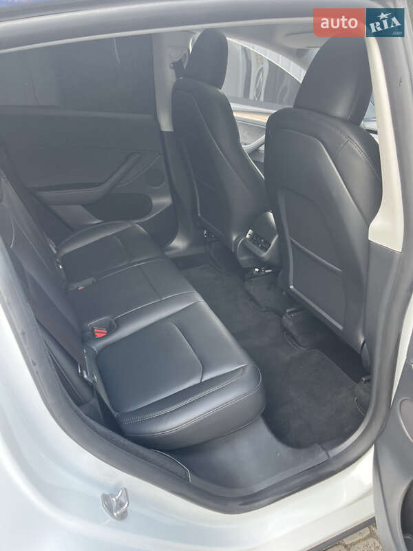 Фото Tesla Model Y з оголошення AUTO.RIA
