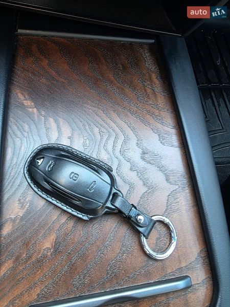 Фото Tesla Model S з оголошення AUTO.RIA