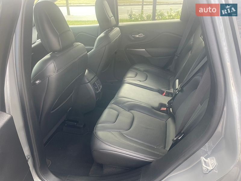 Фото Jeep Cherokee з оголошення AUTO.RIA