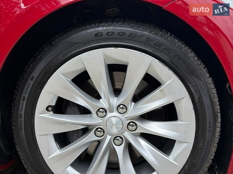 Фото Tesla Model S з оголошення AUTO.RIA
