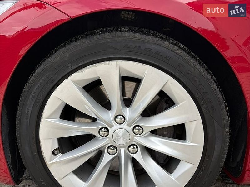 Фото Tesla Model S з оголошення AUTO.RIA