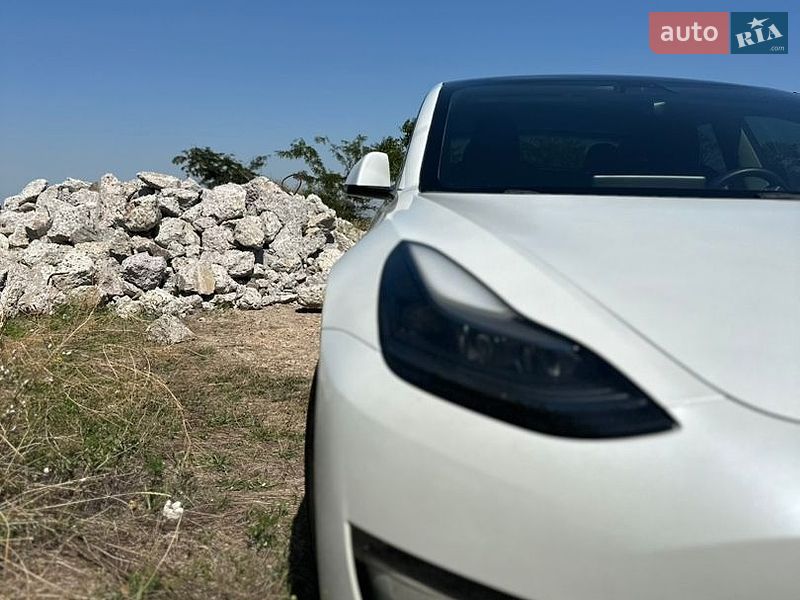 Фото Tesla Model 3 з оголошення AUTO.RIA