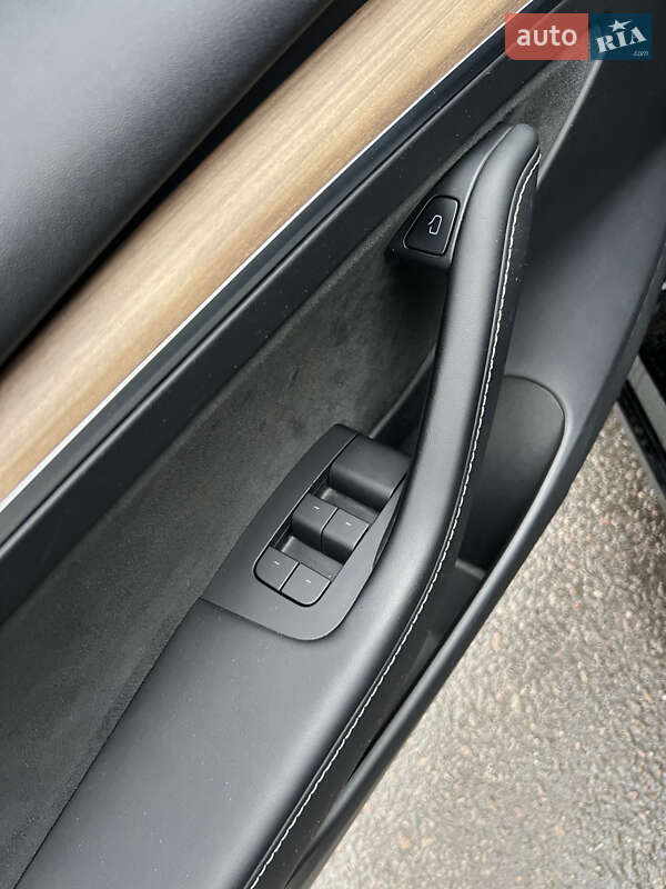 Фото Tesla Model 3 з оголошення AUTO.RIA