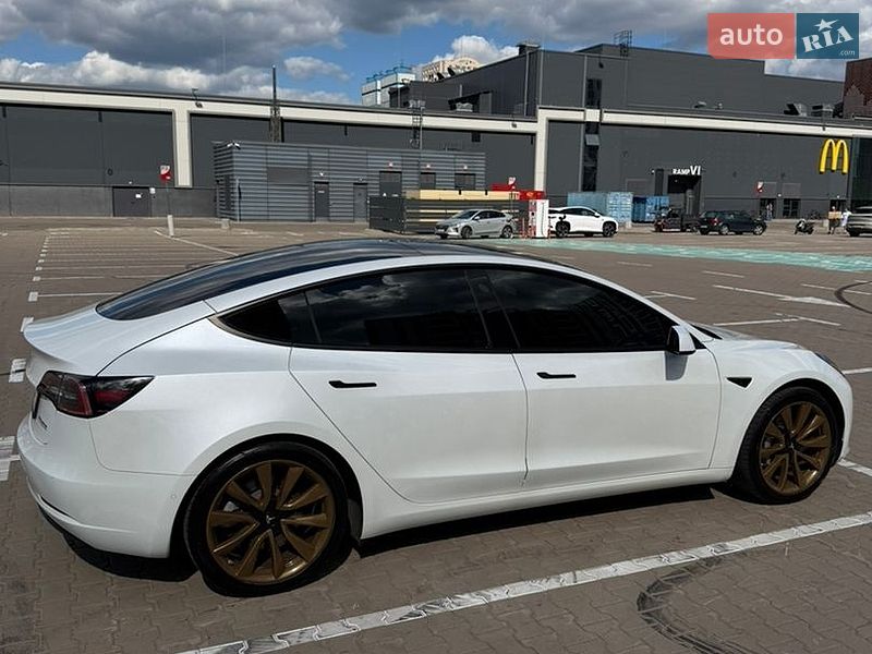 Фото Tesla Model 3 з оголошення AUTO.RIA