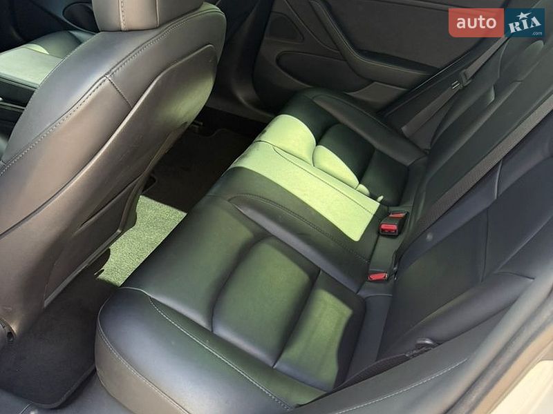 Фото Tesla Model 3 з оголошення AUTO.RIA