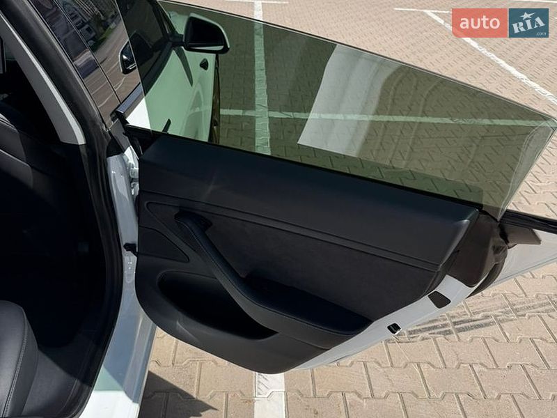 Фото Tesla Model 3 з оголошення AUTO.RIA