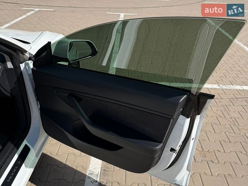 Фото Tesla Model 3 з оголошення AUTO.RIA