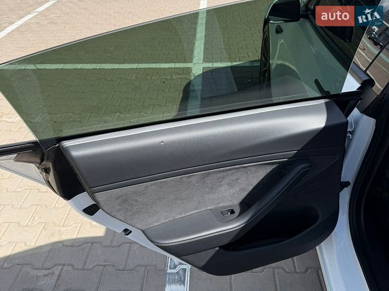 Фото Tesla Model 3 з оголошення AUTO.RIA