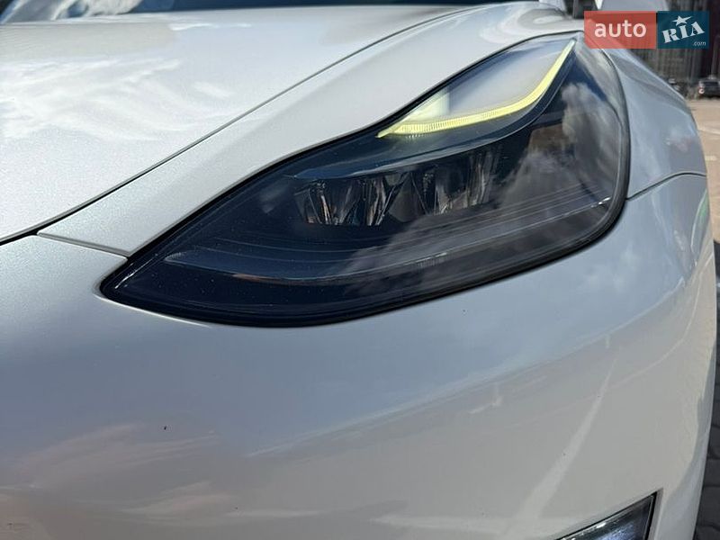 Фото Tesla Model 3 з оголошення AUTO.RIA