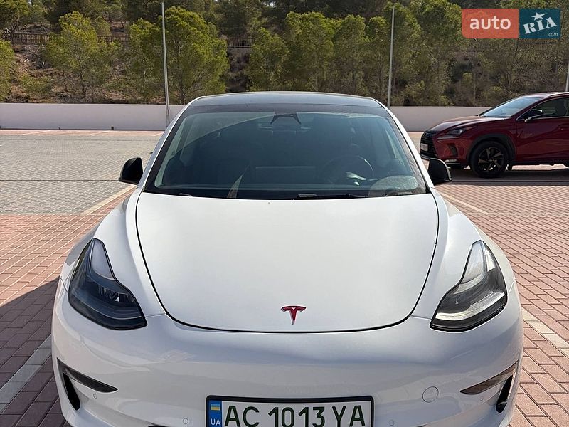 Фото Tesla Model 3 з оголошення AUTO.RIA