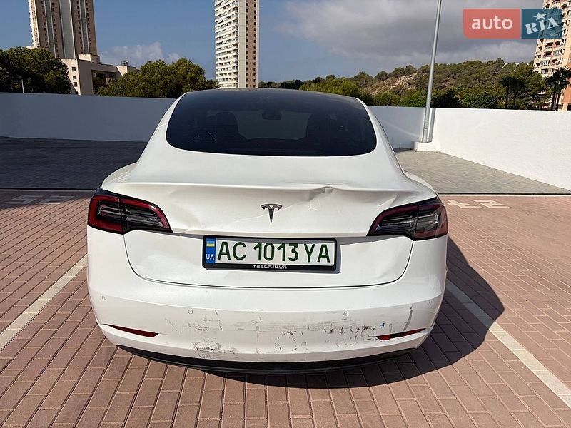 Фото Tesla Model 3 з оголошення AUTO.RIA