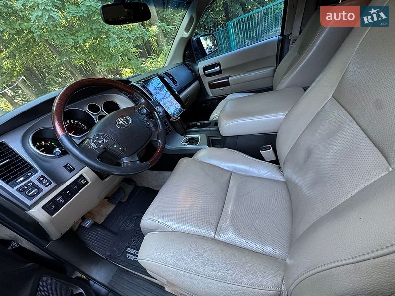 Фото Toyota Sequoia з оголошення AUTO.RIA