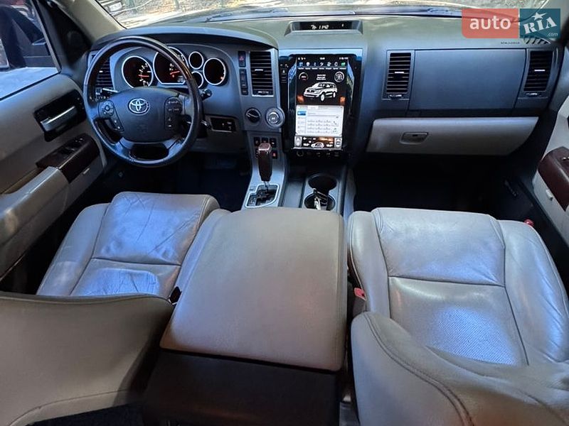 Фото Toyota Sequoia з оголошення AUTO.RIA