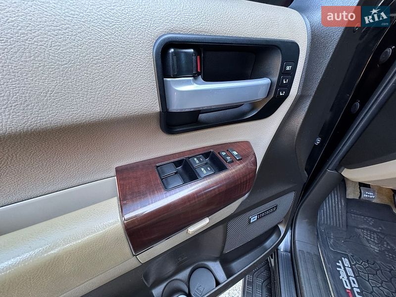 Фото Toyota Sequoia з оголошення AUTO.RIA