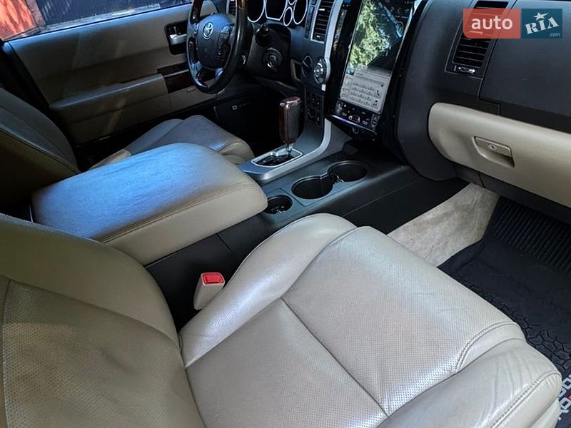 Фото Toyota Sequoia з оголошення AUTO.RIA