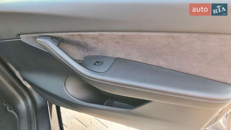 Фото Tesla Model Y з оголошення AUTO.RIA