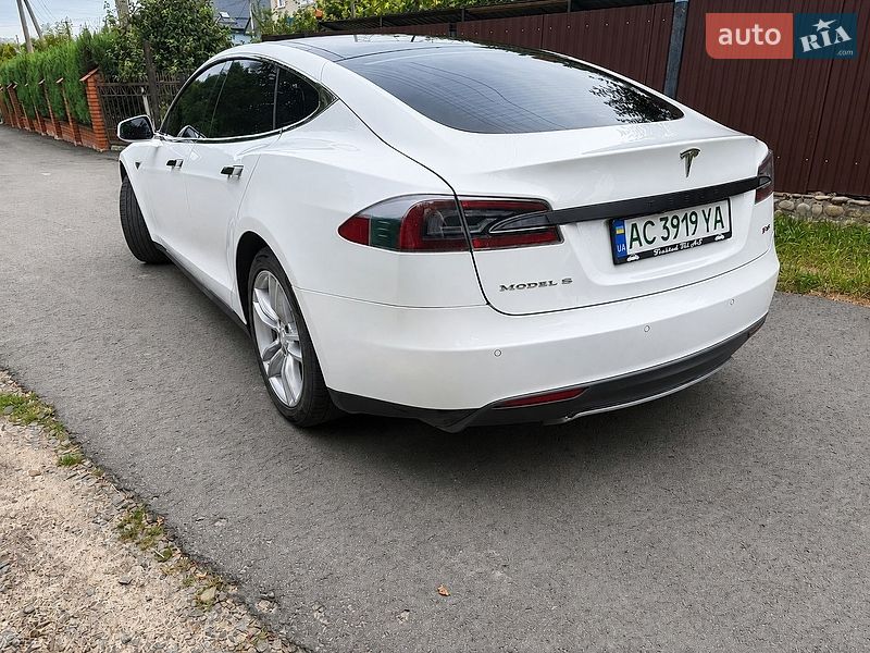 Фото Tesla Model S з оголошення AUTO.RIA