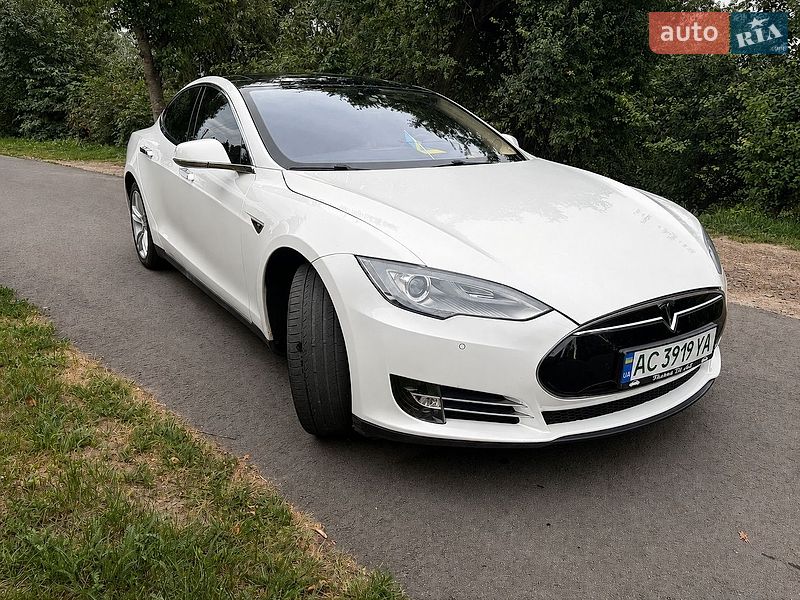 Фото Tesla Model S з оголошення AUTO.RIA