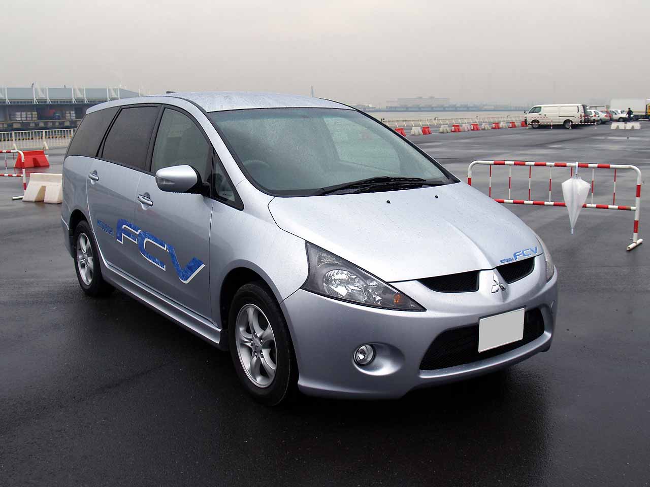 Фото MITSUBISHI GRANDIS 2004